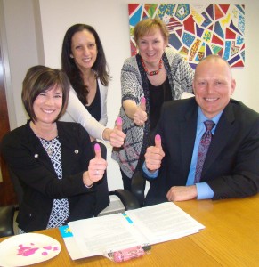 : It’s thumbs-up in Crayola color “Tickle Me Pink” for Eileen and Troy Moore (seated) with Abrakadoodle founders and managing executives Rosemarie Hartnett and Mary Rogers.